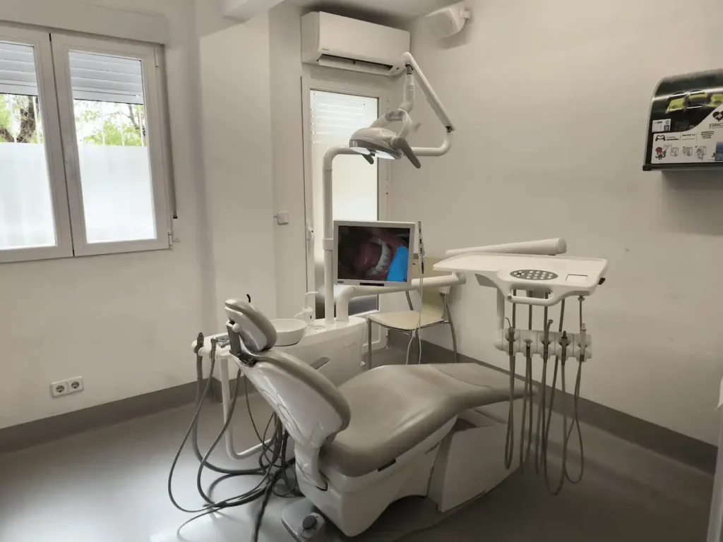 fotos de espacio de la clinica consultorio silla odontologia